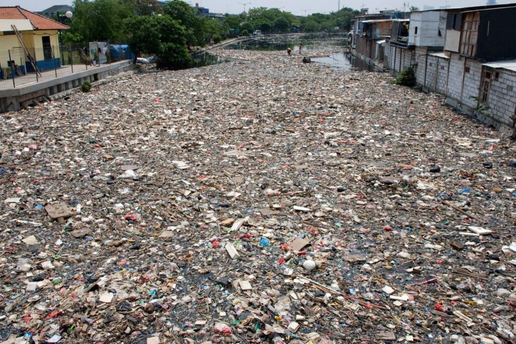Inquinamento oceanico da plastica. Oltre l’80% è provocato da più di 1.000 fiumi.